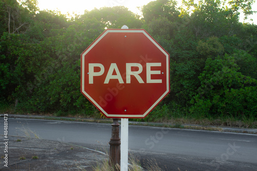 placa de trânsito PARE
