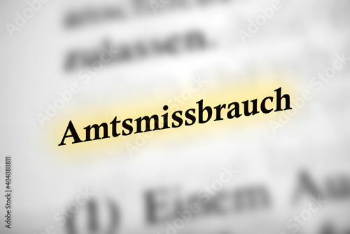 Amtsmissbrauch - schwarz weiß Text gelb markiert