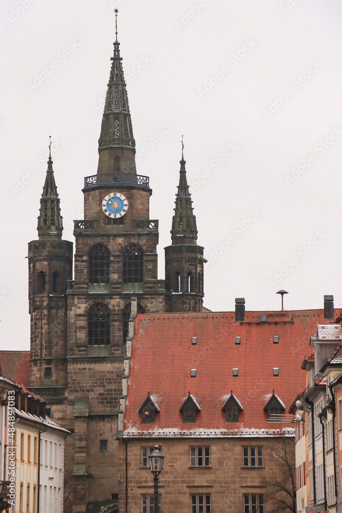 Fototapeta premium Winterliches Ansbach; St. Gumbertus mit Stadthaus