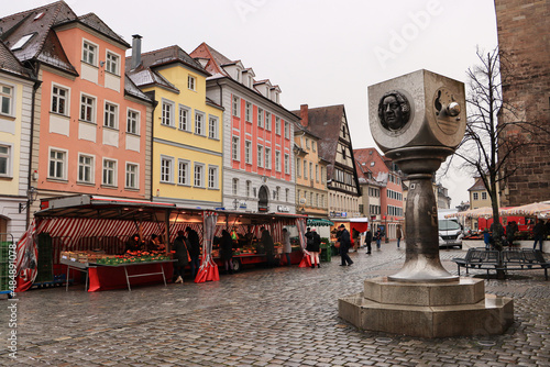 Fototapeta Naklejka Na Ścianę i Meble -  Lebenswertes KleinstadtIdyll; Wochenmarkt auf dem Martin-Luther-Platz in Ansbach
