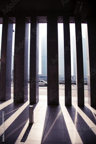 Obraz na płótnie Abstract architectural image of a row of columns on a light background w salonie