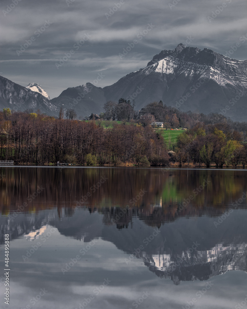 Ambiance reflet lac et montagne