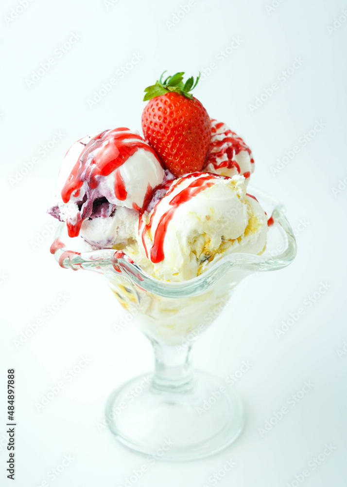 Copa con tres bolas de helado de platano, crema y fresa Copa con tres bolas de helado de platano, crema y fresa