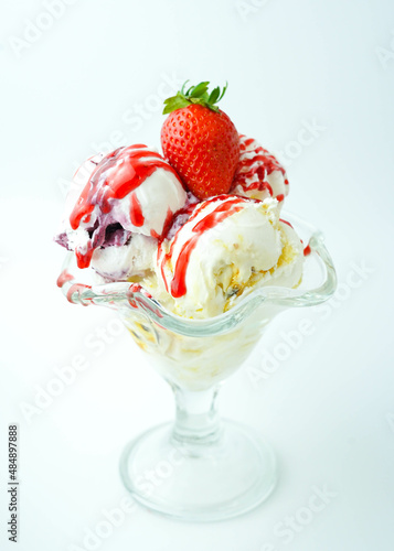 Copa con tres bolas de helado de platano, crema y fresa