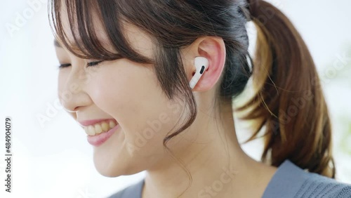 Wallpaper Mural 60p　ワイヤレスイヤホン・音楽・女性 Torontodigital.ca