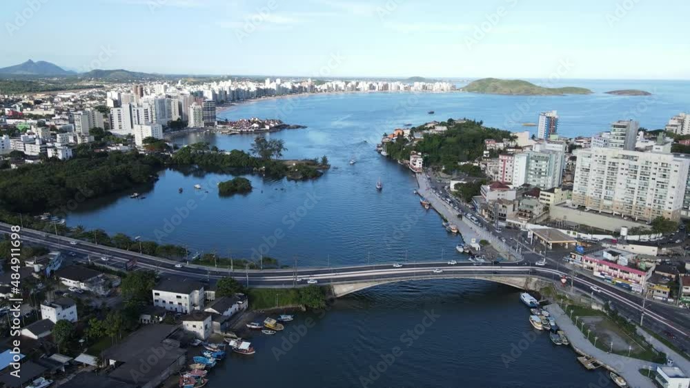 imagem de drone do canal do centro de Guarapari, mostrando o transito, os barcos, carros e o por do sol.
imagem de drone do canal do centro de Guarapari, mostrando o transito, os barcos, carros e o por do sol.