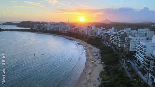 Por do sol na praia de Peracanga e de Bacutia na Enseada Azul em Nova Guarapari no sul do estado do Espírito Santo.