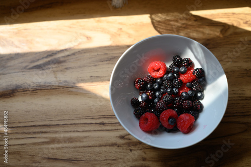 Fruits des bois dans un bol, petit déjeuner sain photo