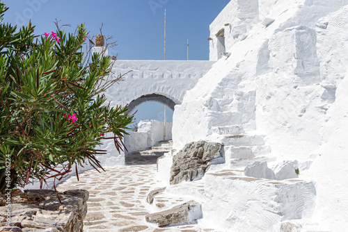 Historisches orthodoxes Kloster Stavros mit weiß gekalkten Wänden in den Bergen der griechischen Insel Amorgos