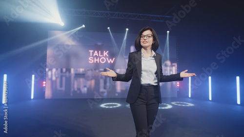 Fotografi Happy presenter in a suit and glasses running onto the stage and announcing the