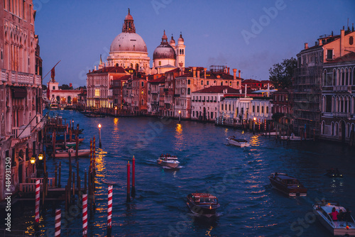 Fototapete Overview on picturesque landscape in Venice city with motorboat for exploring ro