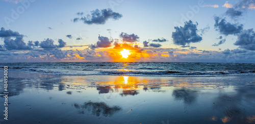 Sonnenuntergang am Meer mit Goldenen Sonnenstrahlen