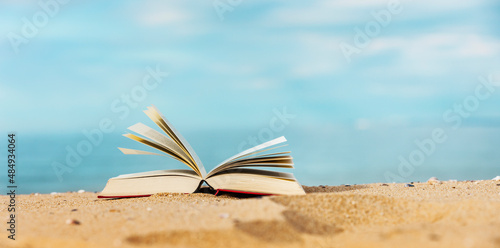 Buch am Sandstrand von Goldstrand in Bulgarien