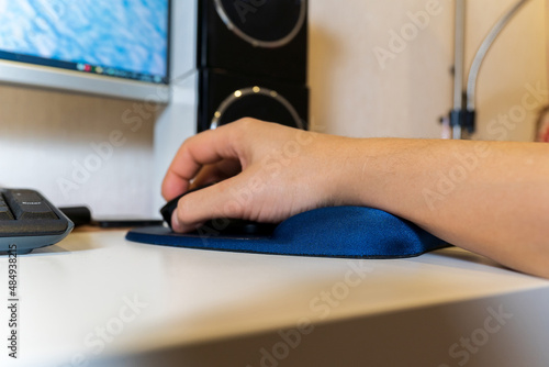 Billede på lærred Hand with silicone gel wrist support mouse pad for desktop computer