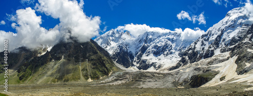 Panoramic view of the Kumkol gorge and the Kundyum-Mijirgi glacier. Northern wall of the Mizhirgi massif © Nelli
