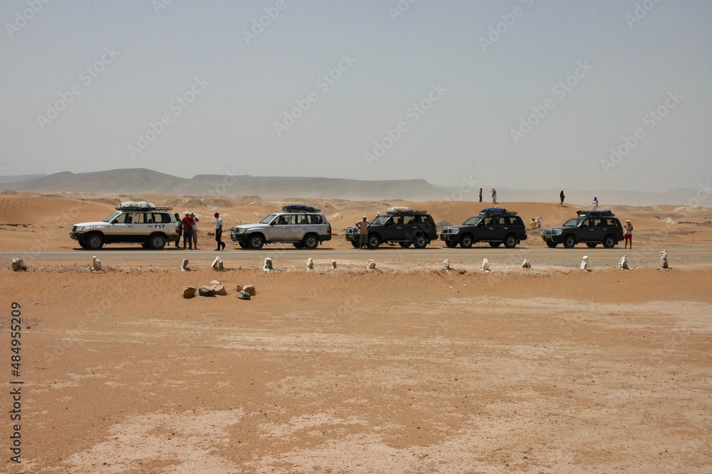 Obraz premium carovana di jeep che viaggiano nel deserto del Marocco