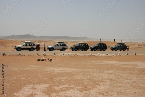 carovana di jeep che viaggiano nel deserto del Marocco photo