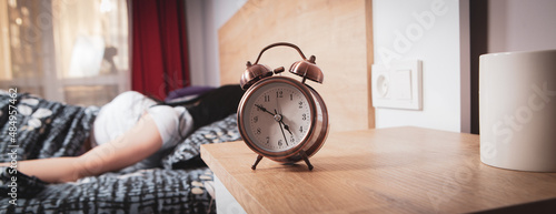 Foto girl sleeping in bed set alarm clock