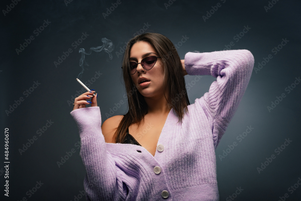 Obraz premium Posing with the cigarette in her hand