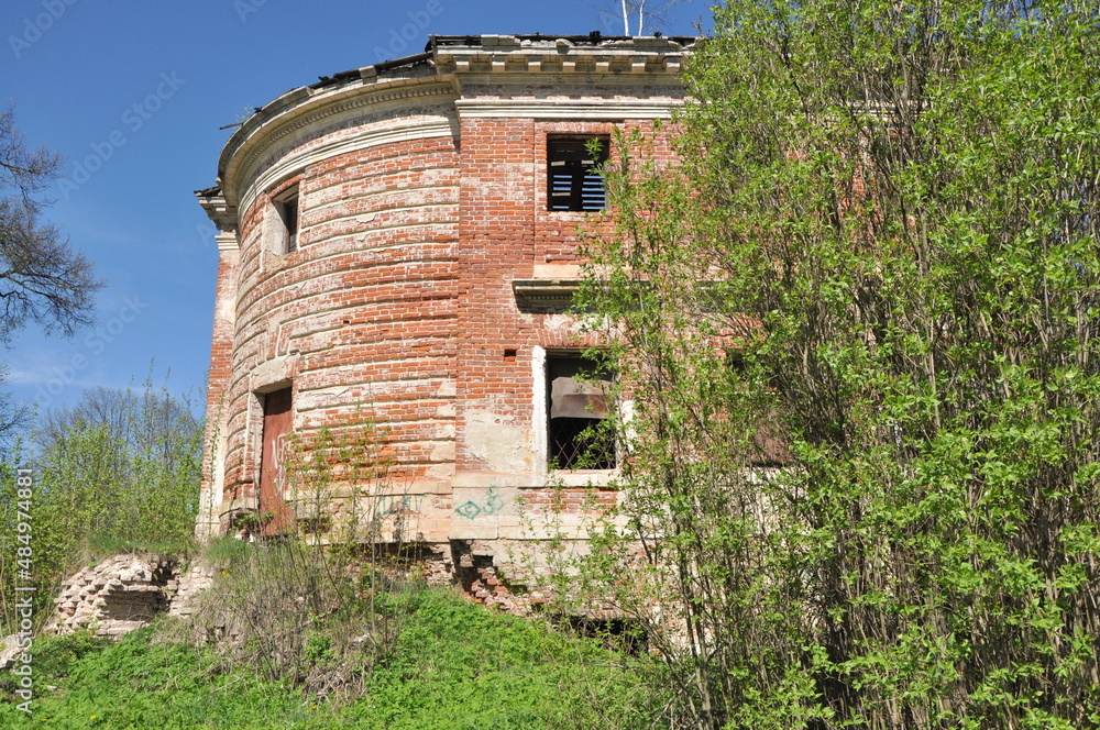 Manor - in Russian architecture, a separate settlement, a complex of residential, utility, park and other buildings, as well as, as a rule, a manor park that make up a single whole. Manor - in Russian architecture, a separate settlement, a complex of residential, utility, park and other buildings, as well as, as a rule, a manor park that make up a single whole.