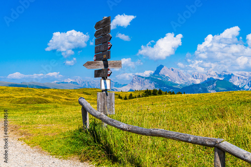 Scena con un indicatore in montagna che indica le direzioni da prendere sul sentiero. Alpe di Siusi. Dolomiti. Italia. Direzione. Vacanza. Viaggiare. photo