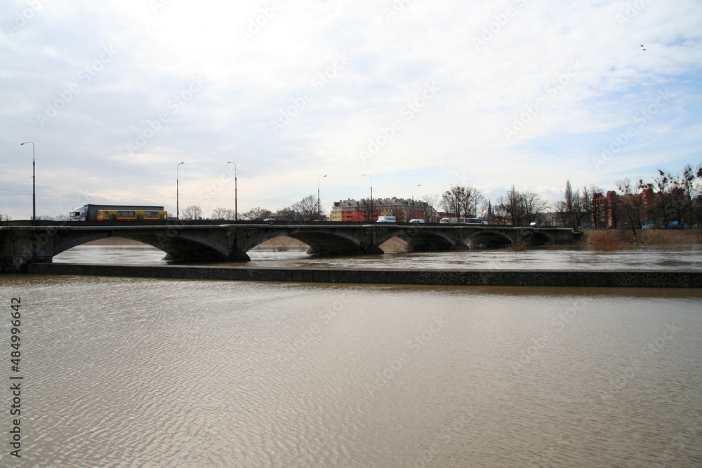 Miasto wrocław wysoka fala powodziowa spowodowana rzeka Odra. - obrazy, fototapety, plakaty 
