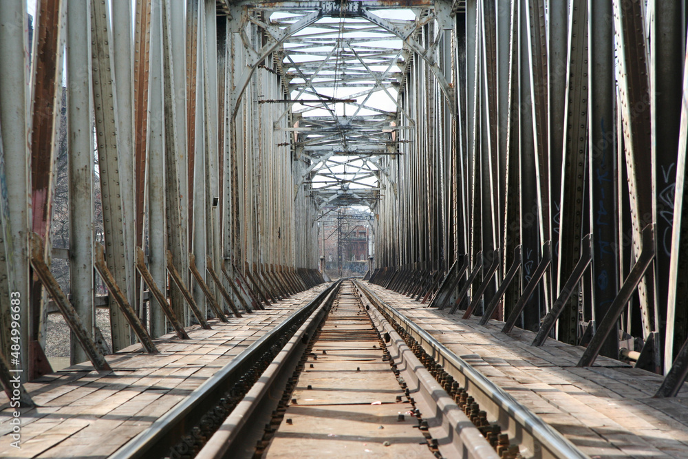Stalowy most kolejowy nad rzeką w europie - obrazy, fototapety, plakaty 