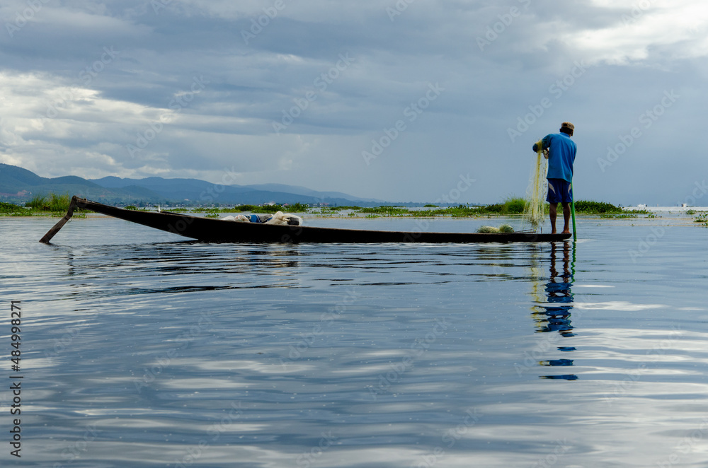 Naklejka premium Fisherman on a boat in Birma.
