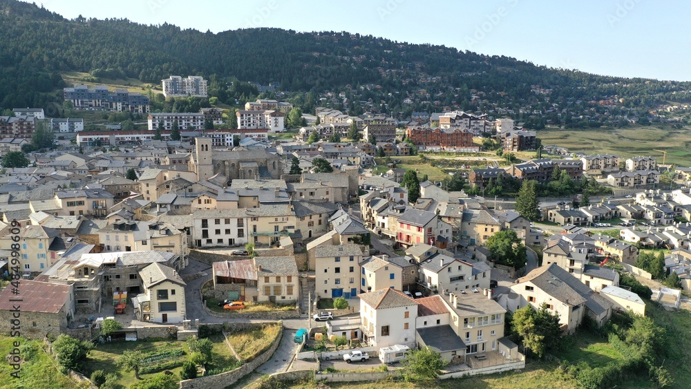 survol du vieux village des angles dans le massif des Pyrénées en Occitanie dans le sud de la France