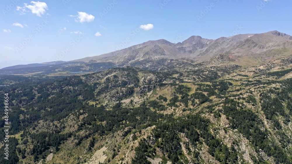 Obraz premium survol d'un lac de montagne et des forets dans les Pyrénées-Orientales, sud de la France, parc naturel des Bouillouses 