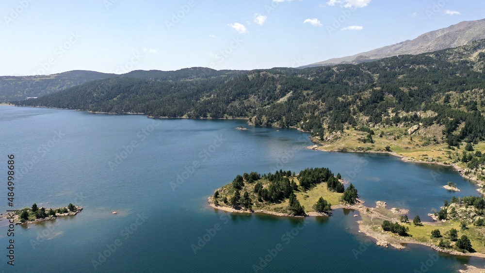 Fototapeta premium survol d'un lac de montagne et des forets dans les Pyrénées-Orientales, sud de la France, parc naturel des Bouillouses 