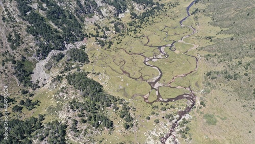 survol d'un lac de montagne et des forets dans les Pyrénées-Orientales, sud de la France, parc naturel des Bouillouses 