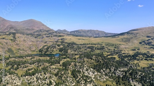 survol d'un lac de montagne et des forets dans les Pyrénées-Orientales, sud de la France, parc naturel des Bouillouses 