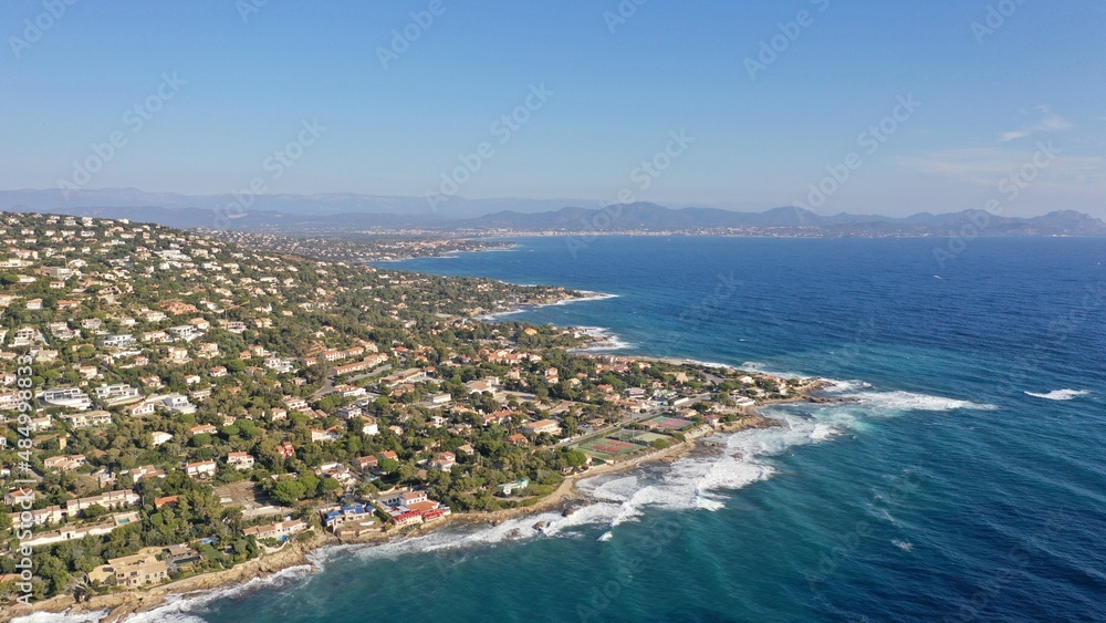 survol de la côte d'Azur dans le Var entre Sainte-Maxime et Fréjus