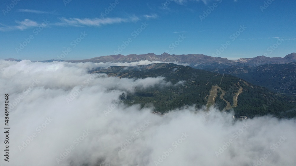 survol d'une mer de nuage dans les Pyrénées-Orientales dans le sud de la France survol d'une mer de nuage dans les Pyrénées-Orientales dans le sud de la France