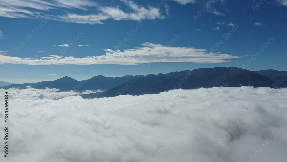 survol d'une mer de nuage dans les Pyrénées-Orientales dans le sud de la France