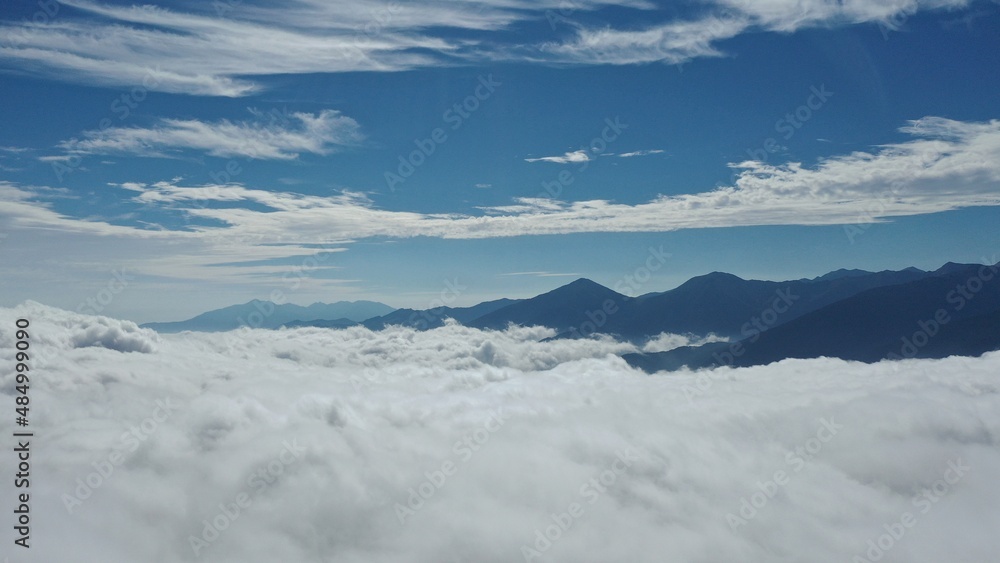 survol d'une mer de nuage dans les Pyrénées-Orientales dans le sud de la France