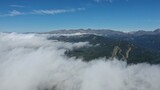 survol d'une mer de nuage dans les Pyrénées-Orientales dans le sud de la France