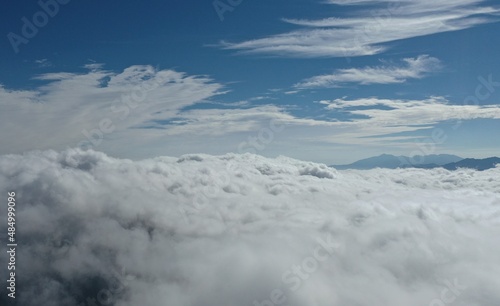 survol d'une mer de nuage dans les Pyrénées-Orientales dans le sud de la France © Lotharingia