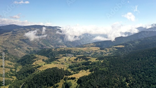 survol d un lac de montagne et des forets dans les Pyr  n  es-Orientales  sud de la France  parc naturel des Bouillouses 