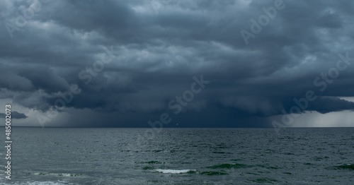 burza na morzu chmury burzowe