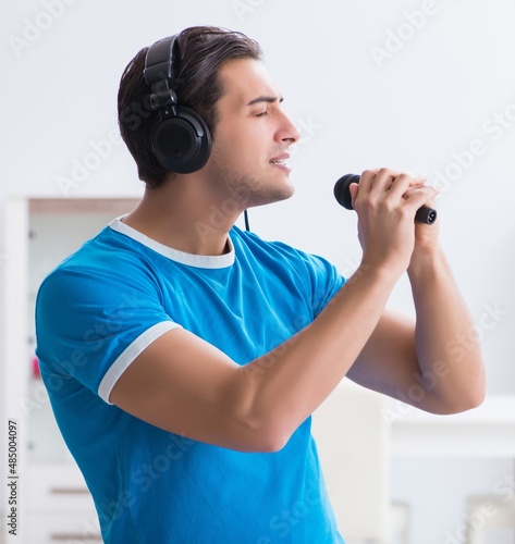 Papier peint singes - Papier peint Young handsome man singing karaoke at home