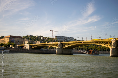 Stary ozdobny most na rzece Dunaj w Budapeszcie. Widok na stare budynki miasta.