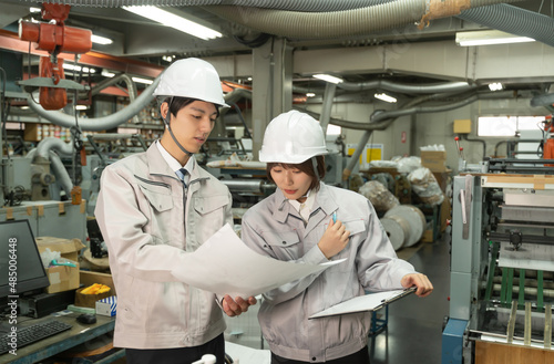 工場　エンジニア　働く人