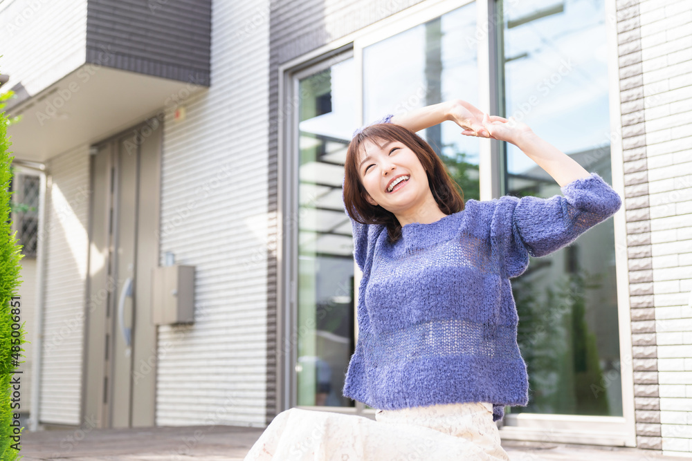 庭でリラックスする若い女性