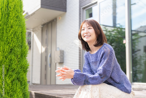 庭でリラックスする若い女性 photo