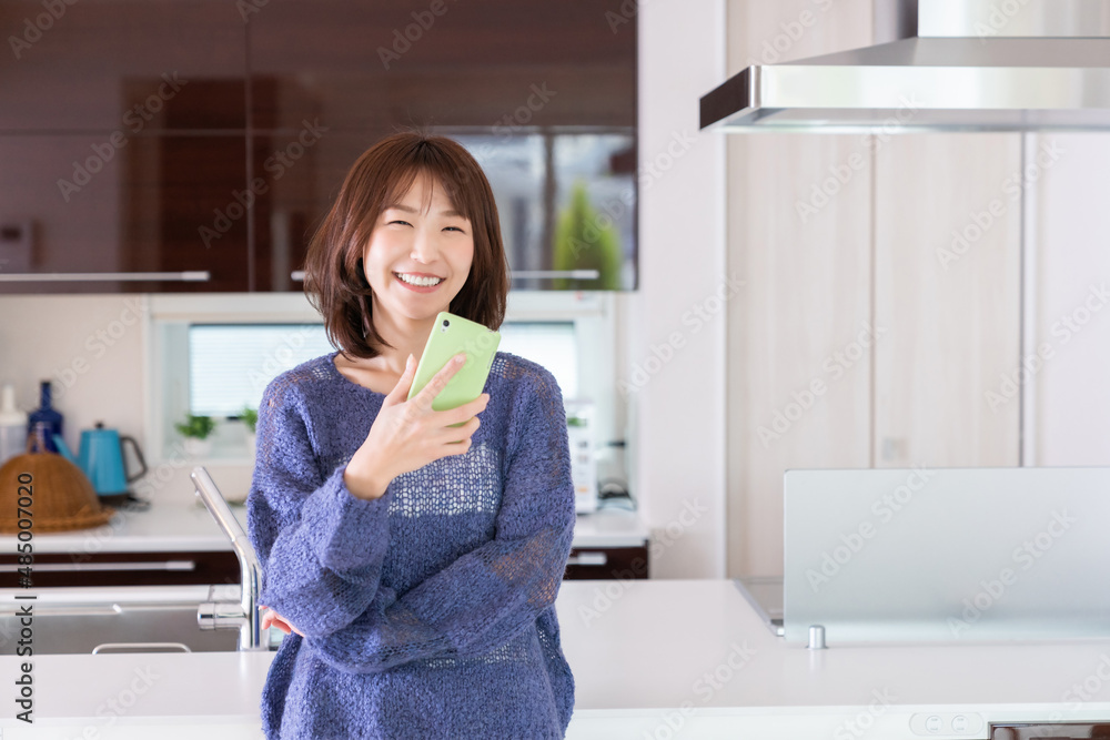 スマホを見る若い女性 スマホを見る若い女性