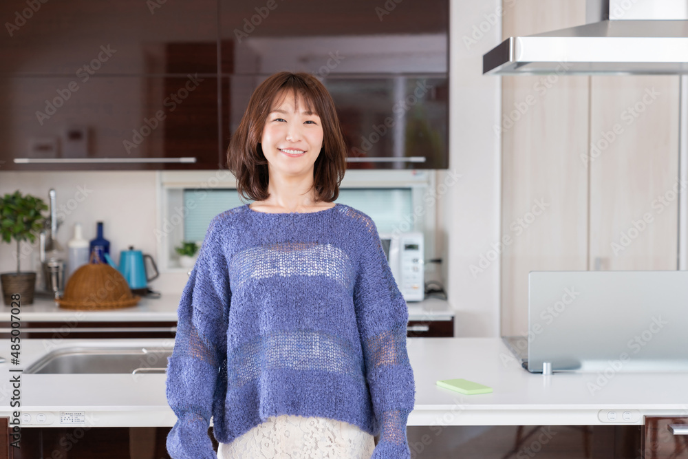 リラックスする若い女性 リラックスする若い女性