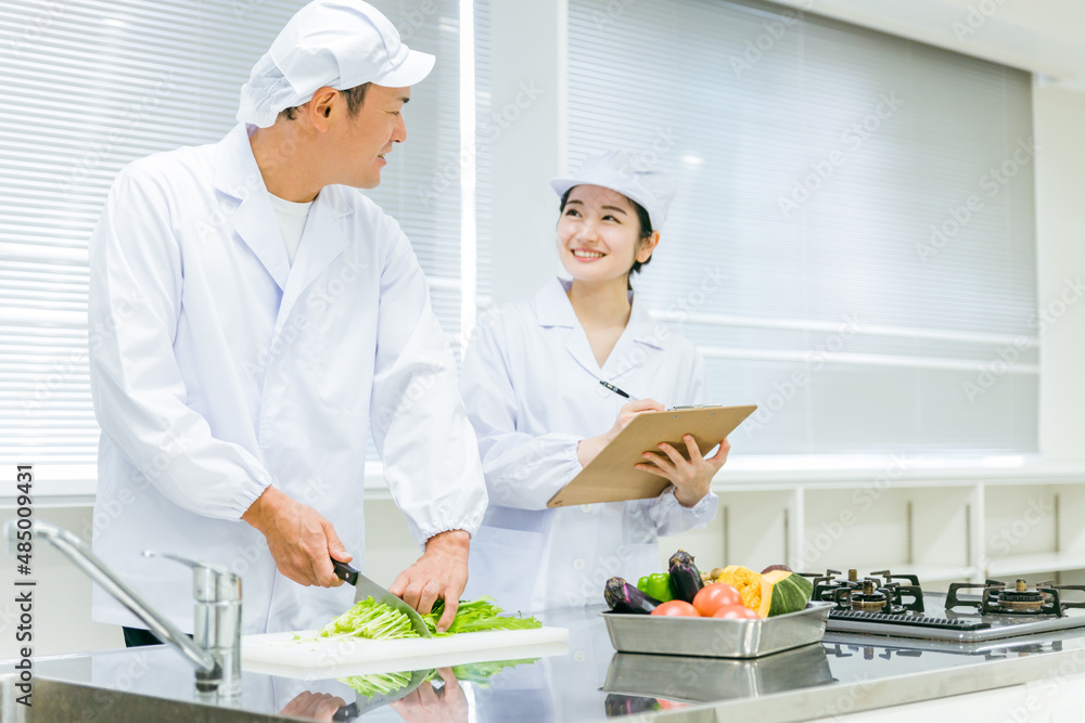 食品工場で働く男女(分析・検査)
食品工場で働く男女(分析・検査)