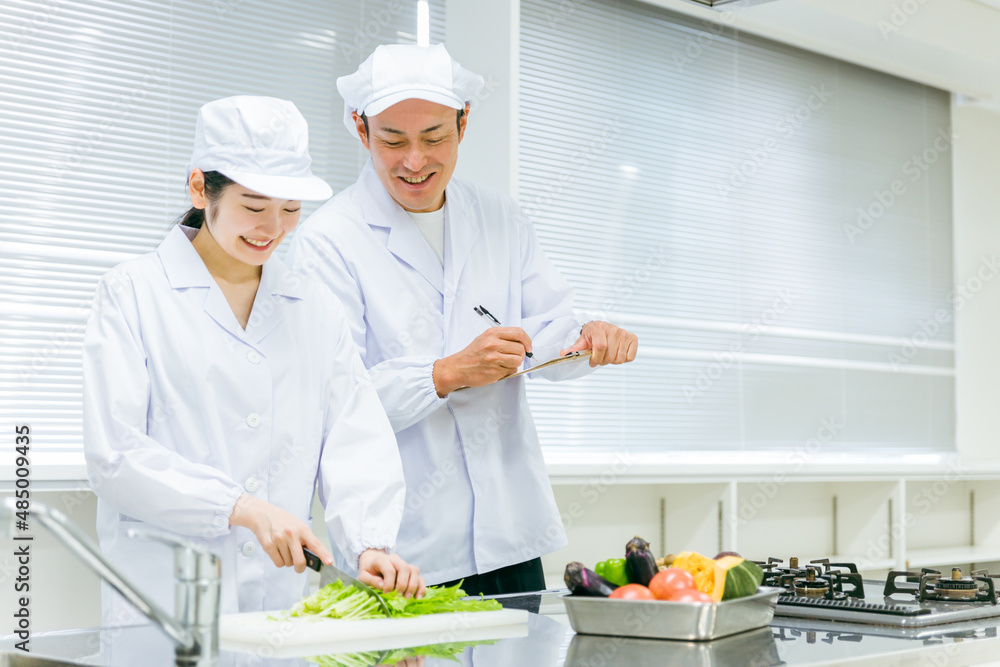 食品工場で働く男女(分析・検査)
食品工場で働く男女(分析・検査)